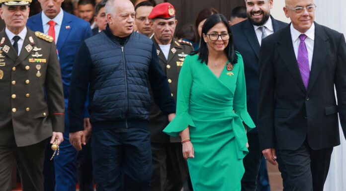 Delcy Rodriguez commence son mandat de présidente par intérim ; une liste de 55 militaires tués lors de l’opération américaine publiée