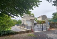 l’enquête conclut à une « défaillance institutionnelle » dans la mort de l’institutrice, cible de propos homophobes