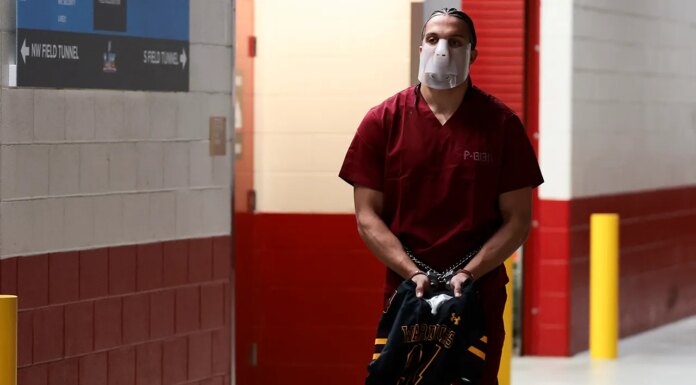 Mack Hollins turns heads barefoot with shackles, cuffs in Super Bowl arrival