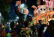 Au carnaval de Rio, l’hommage d’une école de samba à Lula fait enrager l’opposition