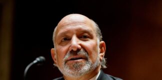 Accusé d’avoir eu des liens avec Jeffrey Epstein, le ministre du commerce américain, Howard Lutnick, nie toute proximité ; Donald Trump le soutient « totalement »