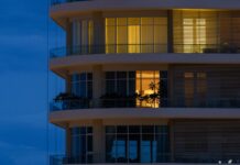 Woman receives ominous midnight note from neighbour making 1 demand