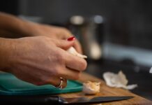 10 second mess-free way to peel garlic that’s ‘expert-approved’