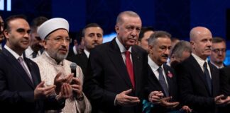 En Turquie, Recep Tayyip Erdogan qualifie de « fanatiques » les signataires d’une pétition pour la défense de la laïcité