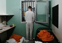 Un an dans un établissement pénitentiaire pour mineurs raconté en images : « Au mitard, tu es là, tu restes là. Faut juste parler au mur, il n’y a que ça à faire »