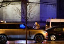 l’homme qui avait menacé des gendarmes sous l’Arc de triomphe est mort des suites de ses blessures