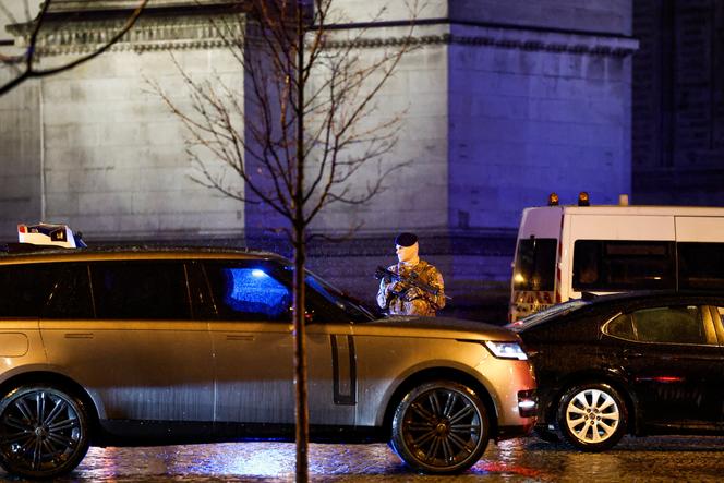 l’homme qui avait menacé des gendarmes sous l’Arc de triomphe est mort des suites de ses blessures