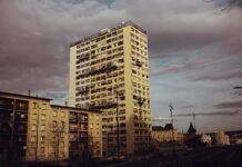 au cœur de Marseille, plongée dans le quotidien des habitants de Bel Horizon, pris au piège de leur tour