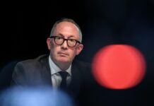 le président de la commune et quatre autres personnes désormais visées par l’enquête